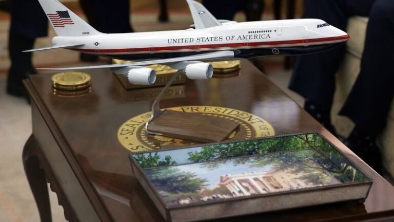 Air Force One will sport Trump’s preferred paint job, after Air Force again reverses course
