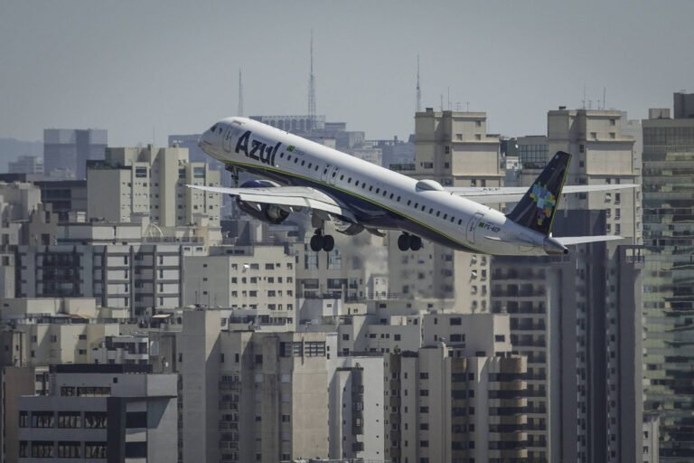 Azul terá acordo de compartilhamento com American Airlines - 23/02/2026 - Economia