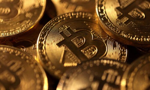 Bitcoin cai abaixo de US$ 65 mil com incerteza das tarifas - 23/02/2026 - Economia