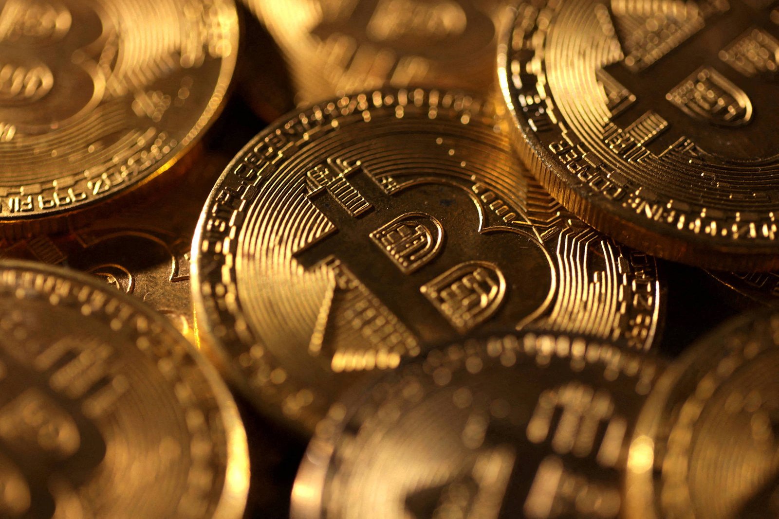 Bitcoin cai abaixo de US$ 65 mil com incerteza das tarifas - 23/02/2026 - Economia