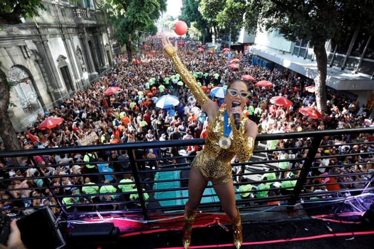 Bloco da Anitta, Mulheres de Chico e outros 18 cortejos animam o Rio neste sábado; confira a programação