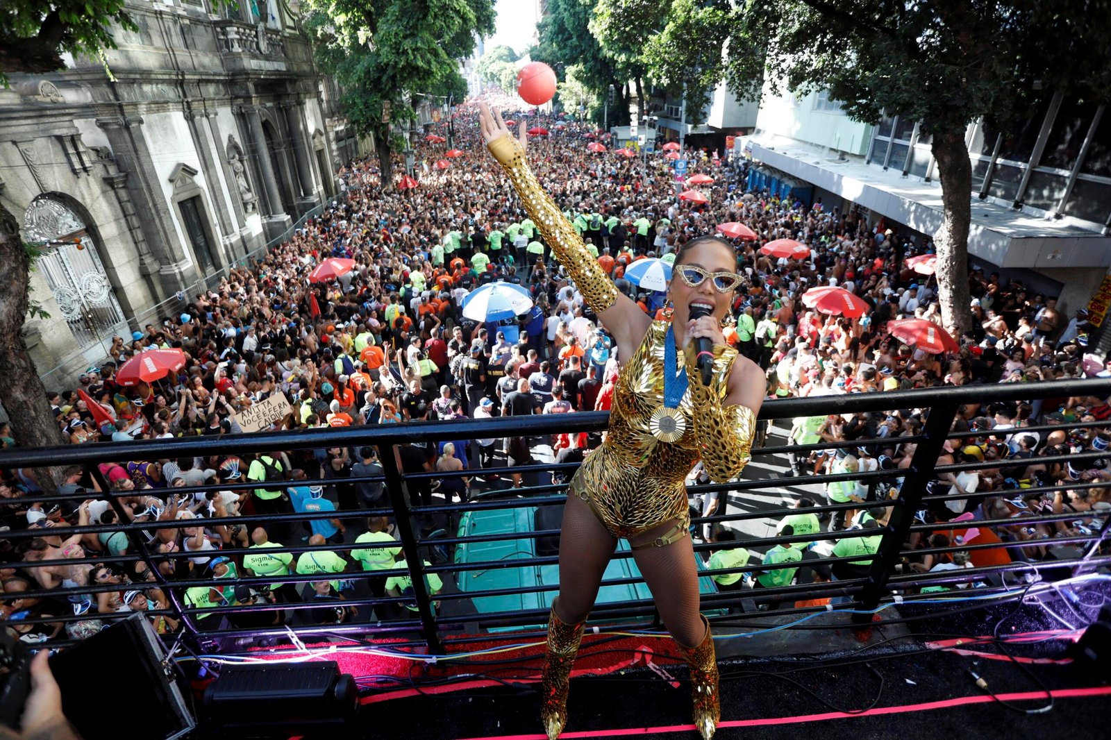 Bloco da Anitta, Mulheres de Chico e outros 18 cortejos animam o Rio neste sábado; confira a programação