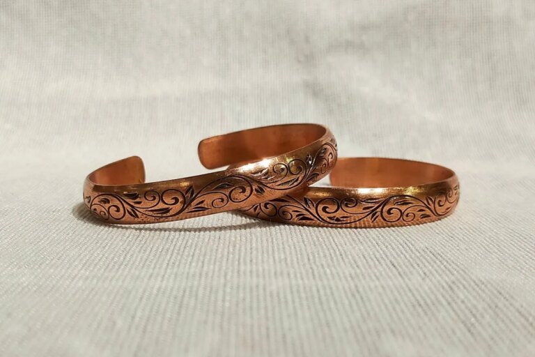 Bracelete de cobre: veja os benefícios energéticos e como usá-lo no dia a dia