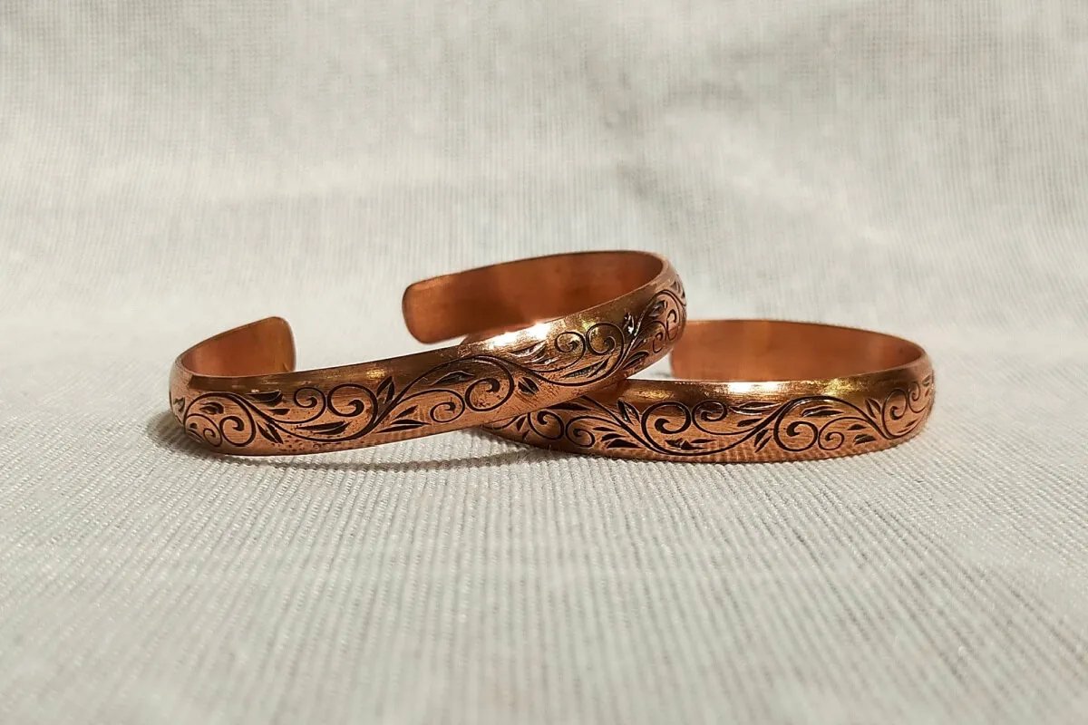Bracelete de cobre: veja os benefícios energéticos e como usá-lo no dia a dia