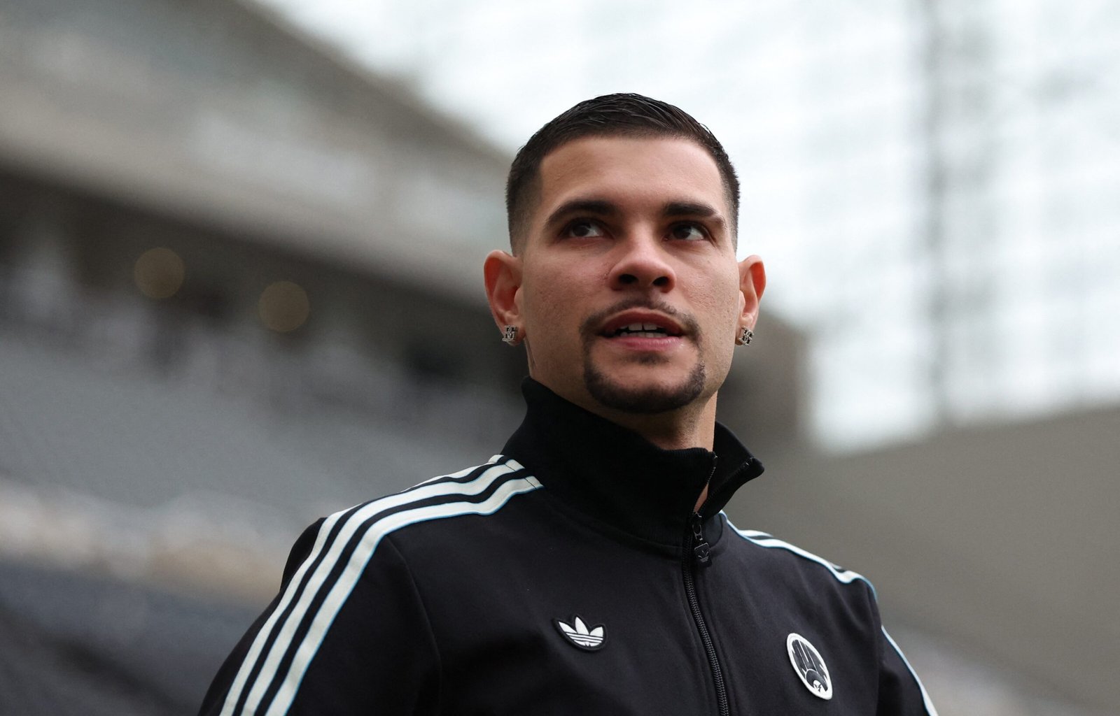 Bruno Guimarães chega ao Brasil segunda-feira para tratar lesão grau 3 na coxa
