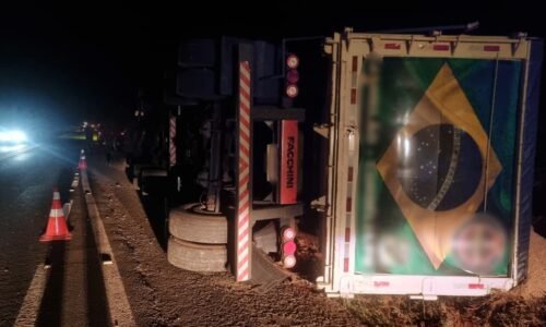Caminhão carregado com farelo tomba na BR-369 em Cascavel