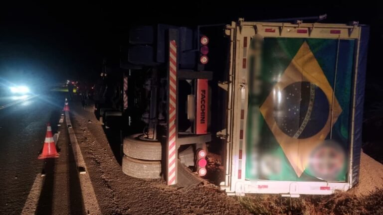 Caminhão carregado com farelo tomba na BR-369 em Cascavel