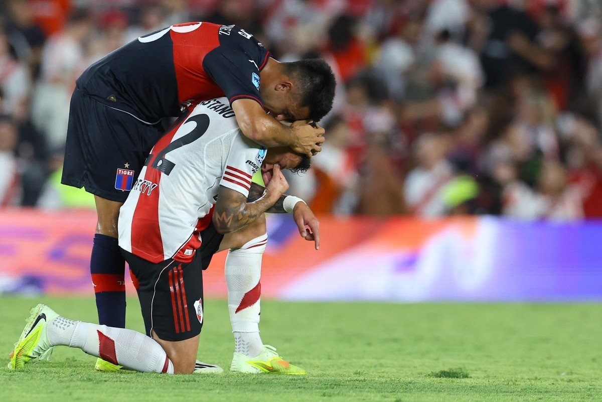 Com falhas de ex-jogadores de Flamengo e Palmeiras, River é goleado pelo Tigre no Monumental