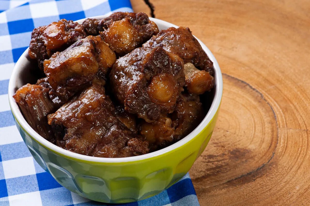 Como preparar rabada: 5 receitas simples para o dia a dia