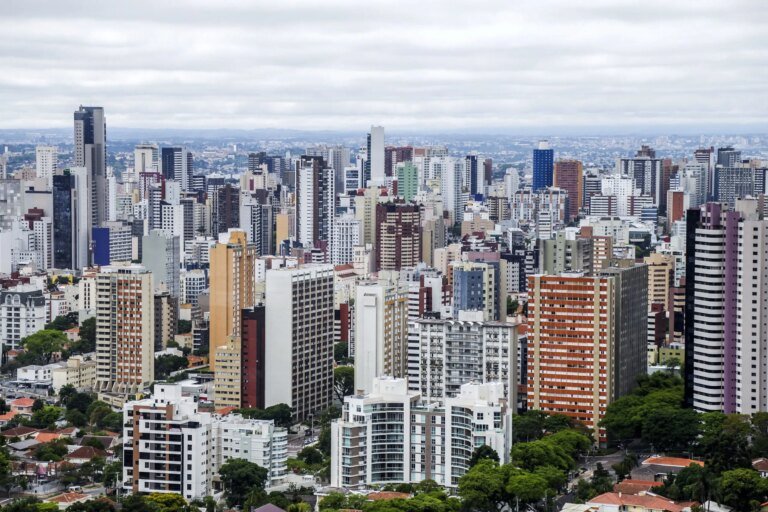 Curitiba amplia dispensa de alvarás para 1.200 categorias empresariais