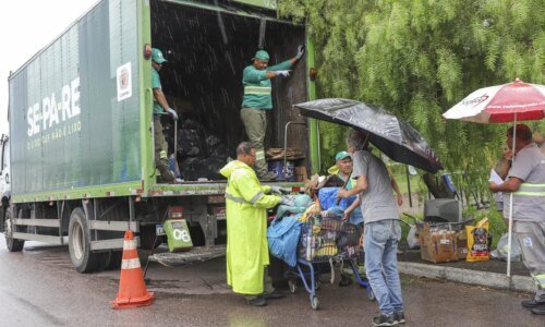 Curitiba oferece troca de recicláveis por alimentos em 12 bairros hoje