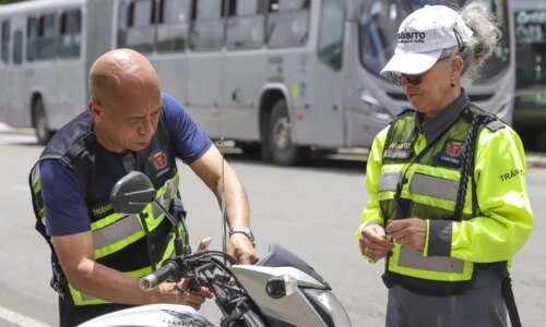 Curitiba realiza blitz educativa com instalação de antenas corta-pipas