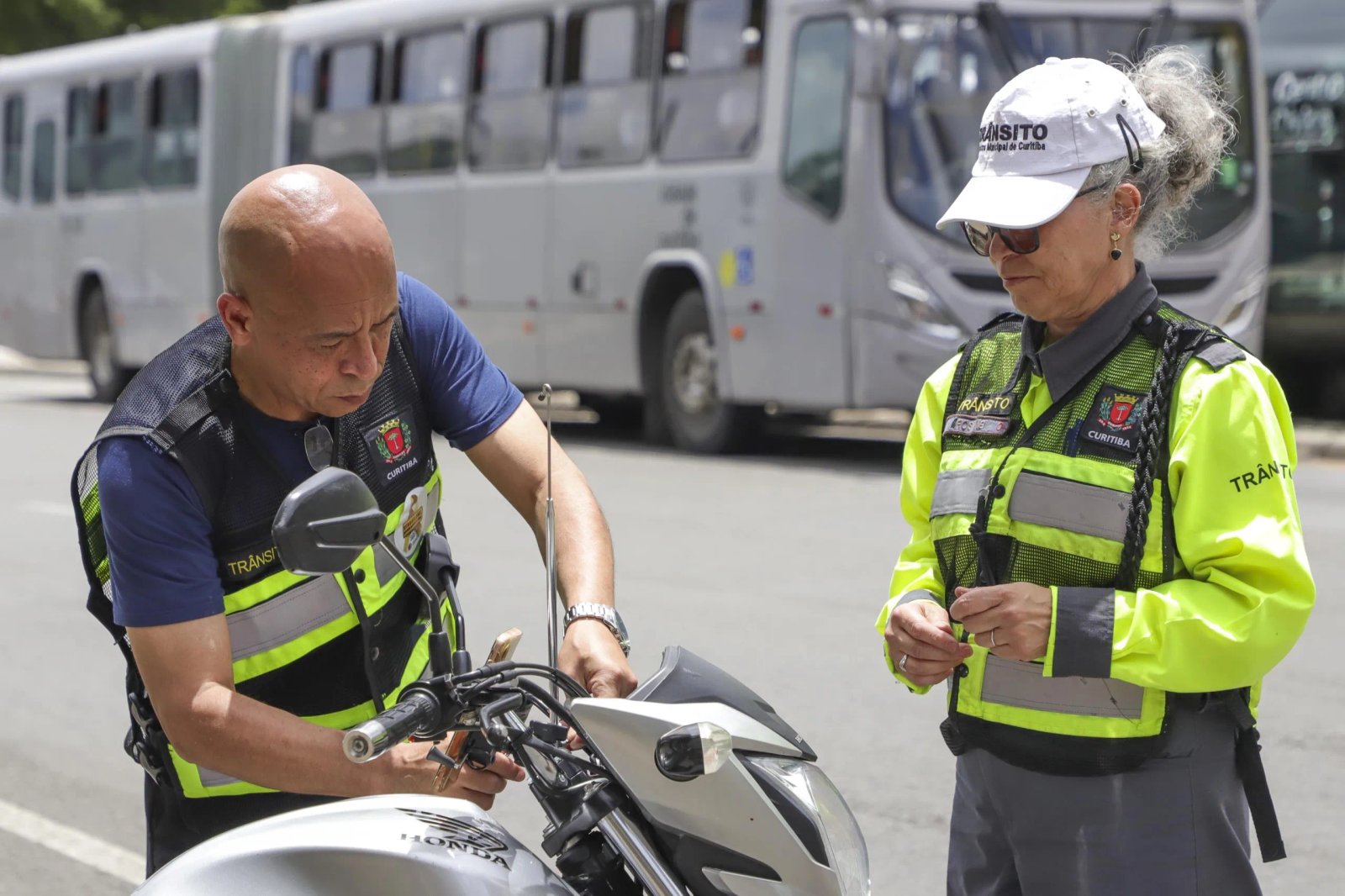 Curitiba realiza blitz educativa com instalação de antenas corta-pipas
