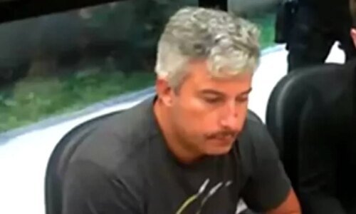 Defesa pede adiamento de júri de ex-policial de ataque em posto