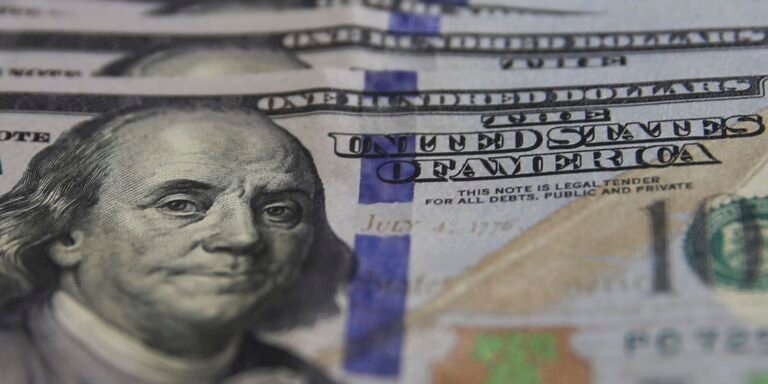 Dólar cai para o menor valor em 21 meses, e bolsa bate recorde