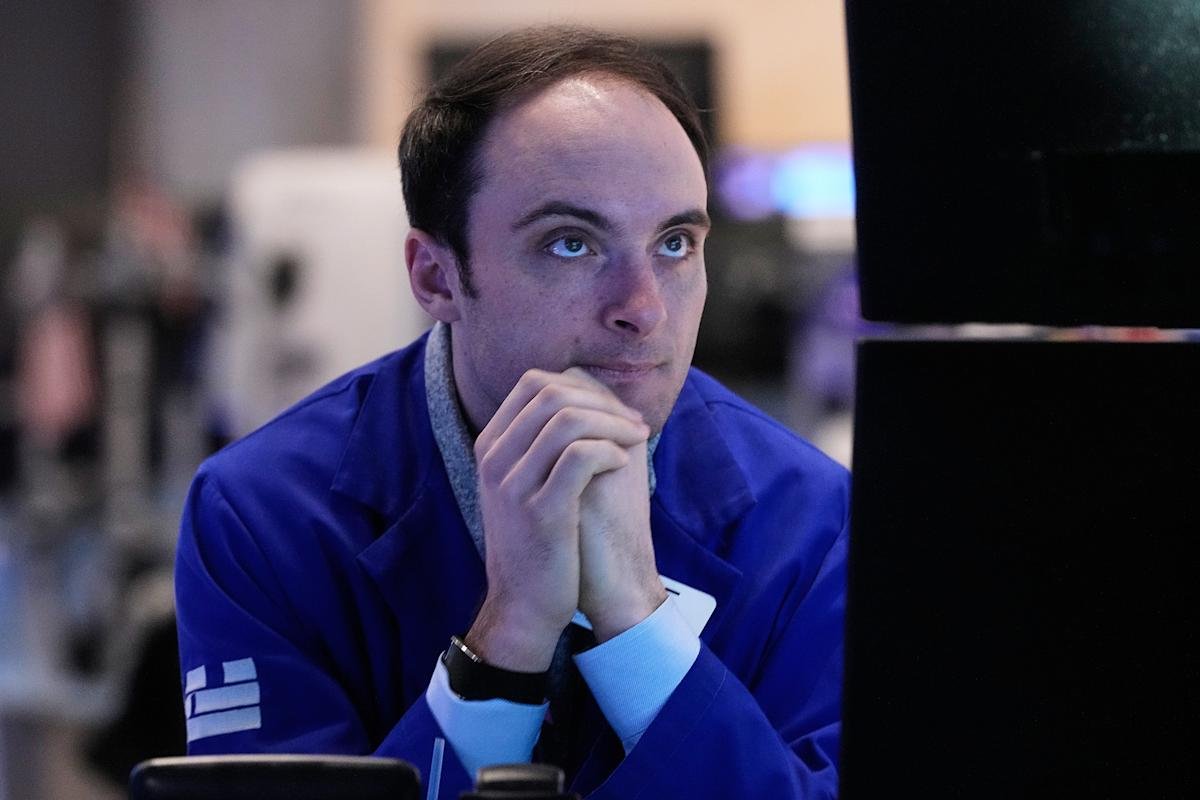 Dow, S&P 500, Nasdaq sell-off builds as tech rout continues, bitcoin plunges