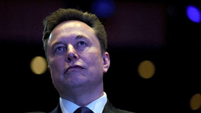 Elon Musk says SpaceX prioritizing the moon, pivots away from his Mars settlement ambition
