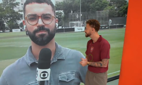 Fred apresenta Globo Esporte com camisa do Arsenal e revolta corintianos