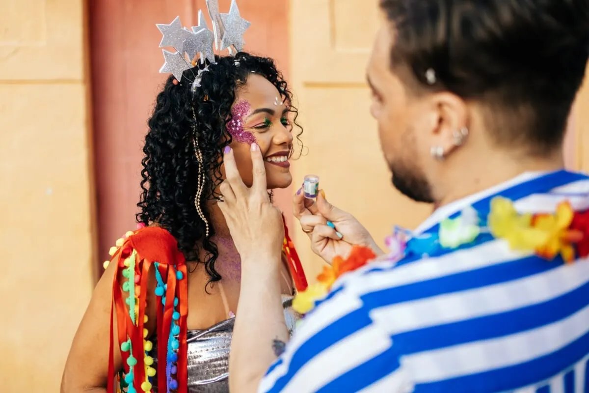 Glitter faz mal para a pele? Saiba quais cuidados adotar ao usar brilho no Carnaval