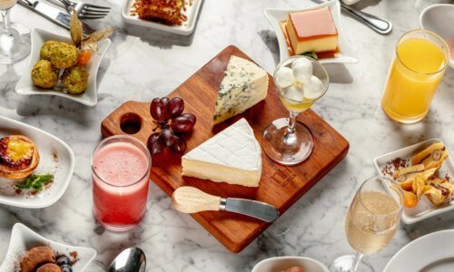 Hotel em Curitiba oferece brunch de luxo com 80 opções de pratos