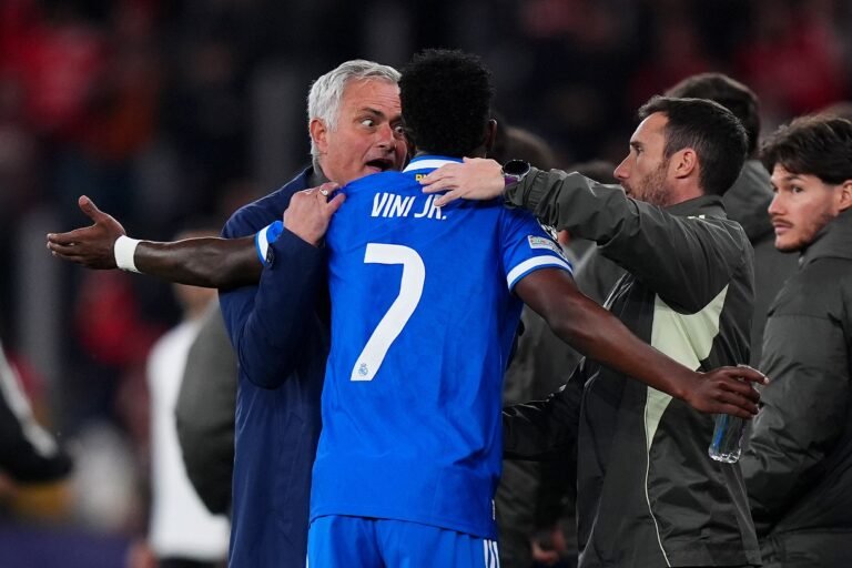 José Mourinho evita citar Vini Jr, mas afirma: "Não tem sido fácil lidar emocionalmente"