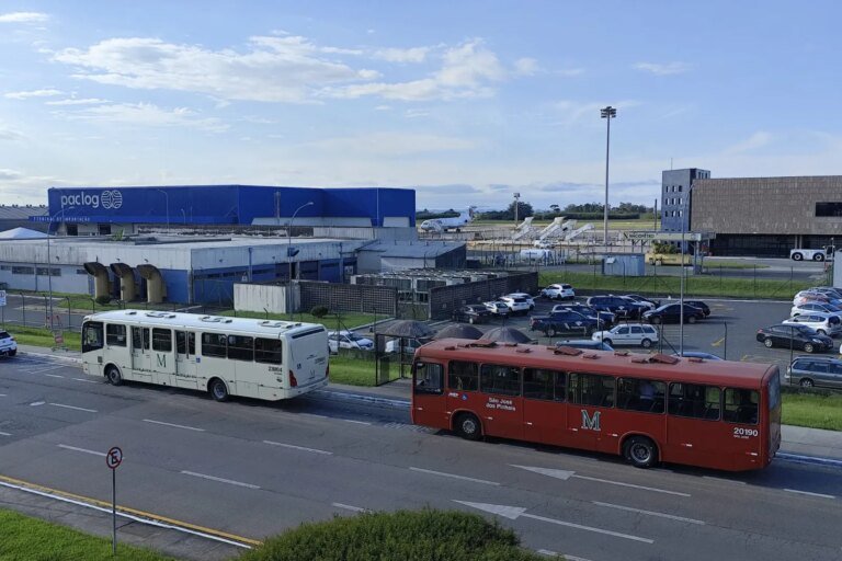 Linha de ônibus Curitiba-Aeroporto dobra número de viagens diárias