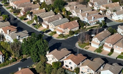 Mortgage rates drop below 6%, matching lowest level since 2022