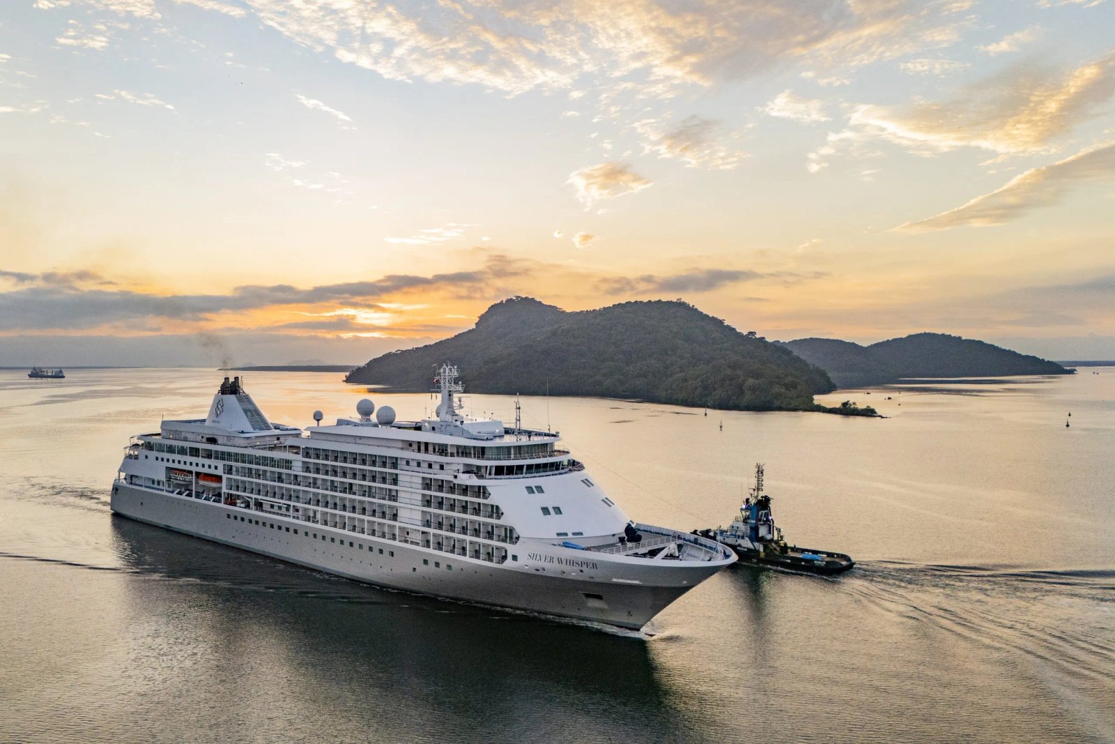 Navio de cruzeiro traz turistas do EUA e Canadá a Paranaguá