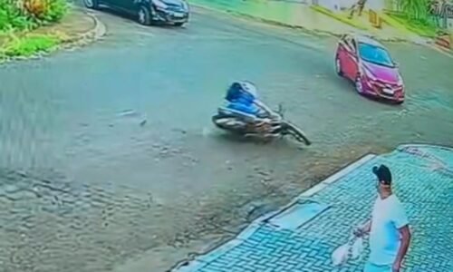 Novo ângulo mostra motociclista caindo para evitar colisão no Santa Felicidade