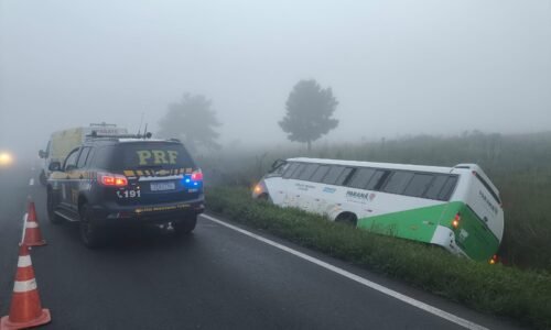 Ônibus da Saúde de Prudentópolis tomba na BR-277 e deixa três feridos leves