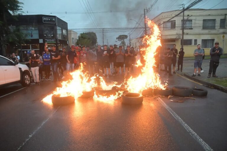 Protesto lamenta morte de torcedor do Athletico em Curitiba