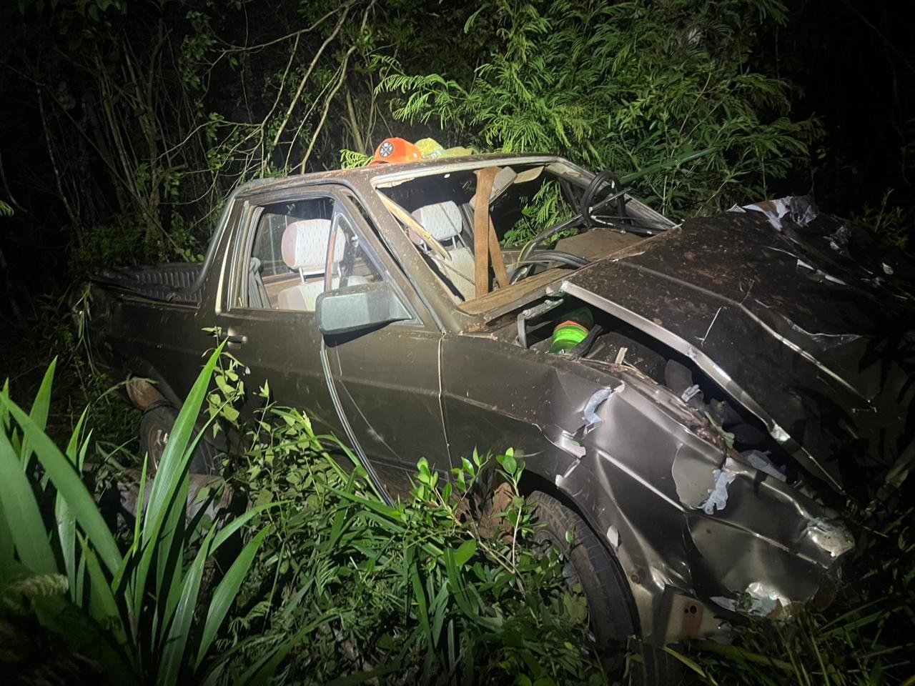 Saveiro com alerta de furto é abandonado na PR-486 após acidente em Tupassi