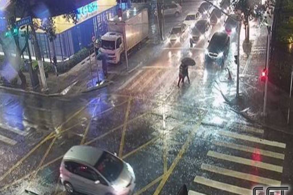 Semana começa com previsão de chuva forte em SP - 09/02/2026 - Cotidiano