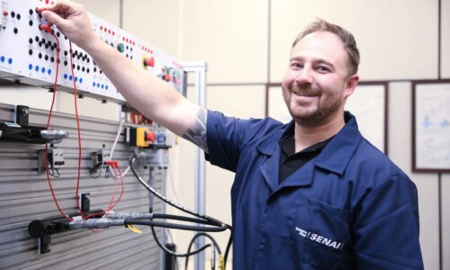 Técnico em Eletromecânica do SENAI impulsiona carreira industrial