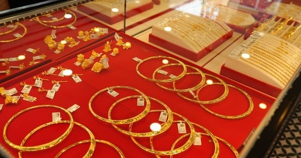 Ay takvimine göre 12. ayın 23. gününde Mutfak Tanrısı'na sunulmak üzere sazan balığı satın almak: Ho Chi Minh şehrindeki Pham Van Hai pazarında şaşırtıcı bir manzara.