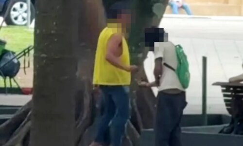 Vídeos mostram venda de drogas à luz do dia