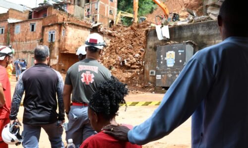 Voluntários cruzam estados para ajudar vítimas das chuvas em MG