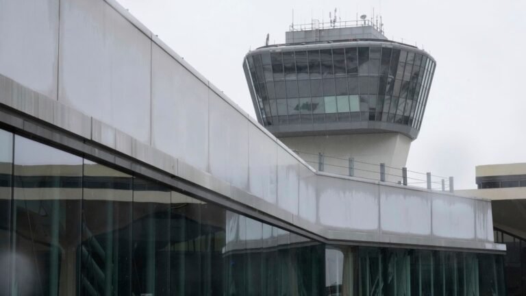 Alaska Airlines 737 and a FedEx 777 cargo plane nearly collide at Newark Airport, radar data shows