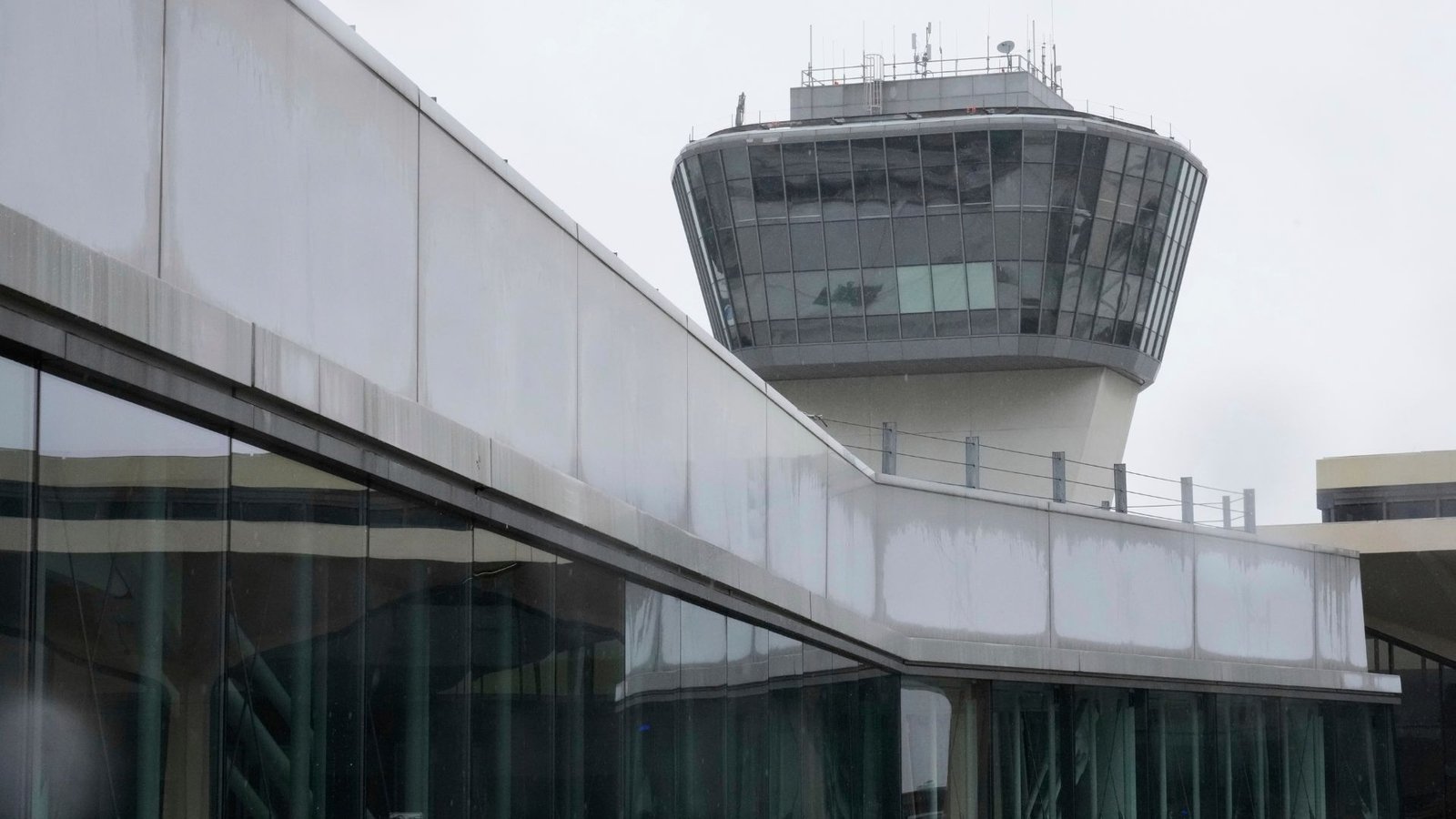 Alaska Airlines 737 and a FedEx 777 cargo plane nearly collide at Newark Airport, radar data shows