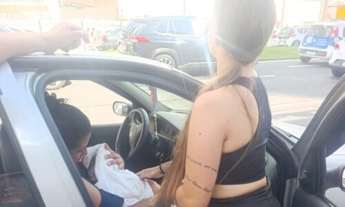 Bebê nasce dentro de carro em avenida movimentada de Curitiba