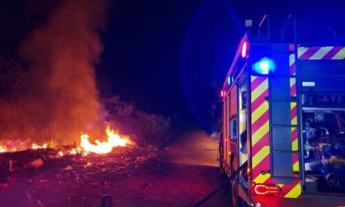 Bombeiros controlam incêndio em área com lixo e alertam para risco de crime ambiental