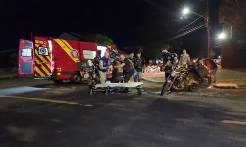 Buraco na pista provoca queda em série e deixa dois motociclistas feridos no Maria Luiza