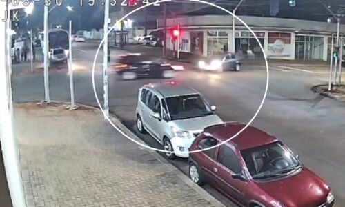 Câmera flagra forte batida entre Prisma e Peugeot que deixou homem ferido na JK com Fortaleza