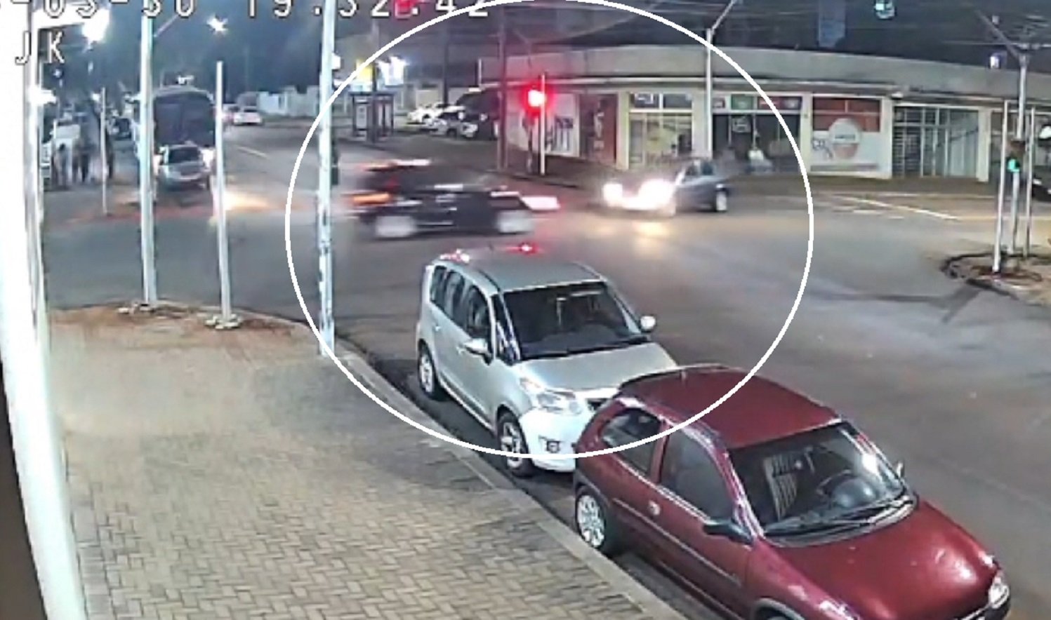Câmera flagra forte batida entre Prisma e Peugeot que deixou homem ferido na JK com Fortaleza