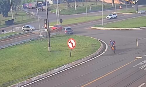 Câmera registra acidente de trânsito no Trevo da Portal