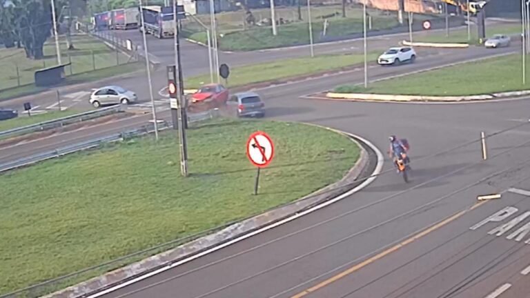 Câmera registra acidente de trânsito no Trevo da Portal