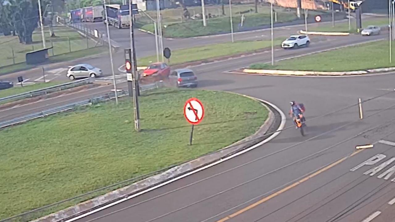 Câmera registra acidente de trânsito no Trevo da Portal