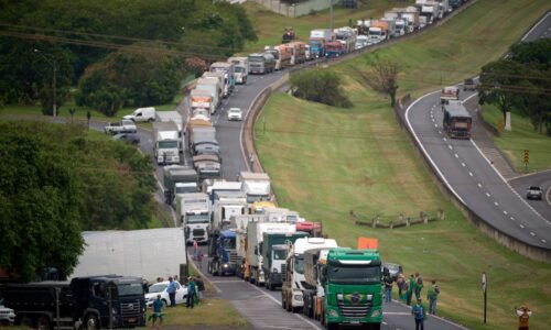 Caminhoneiros desistem de greve após Lula assinar MP que beneficia a categoria