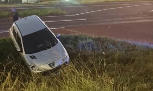 Condutor desaparece após perder controle de Peugeot na BR-467; passageira tinha sinais de embriaguez