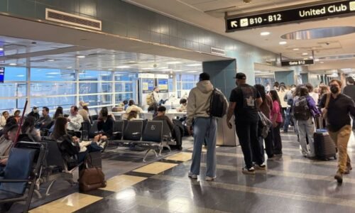 DC airports: Passengers face long delays after equipment malfunction at air traffic control center